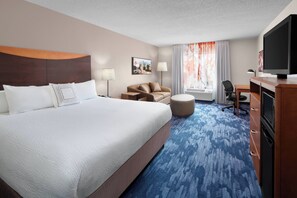 Chambre, 1 très grand lit et 1 canapé-lit | Bureau, fer et planche à repasser, lit de bébé (gratuit)