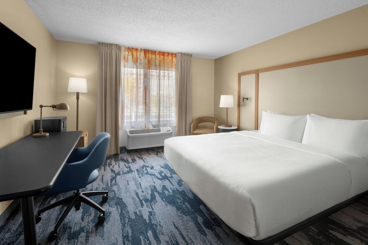 Room, 1 King Bed | Desk, iron/ironing board, free cribs/infant beds, free WiFi