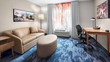 客房, 1 张特大床和 1 张沙发床 | 办公桌、熨斗/熨衣板、免费婴儿床、免费 WiFi