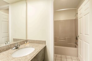 Combined shower/bathtub, towels