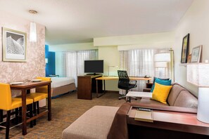 Studio, 1 Tempat Tidur Queen dengan tempat tidur Sofa | Area keluarga | TV plasma