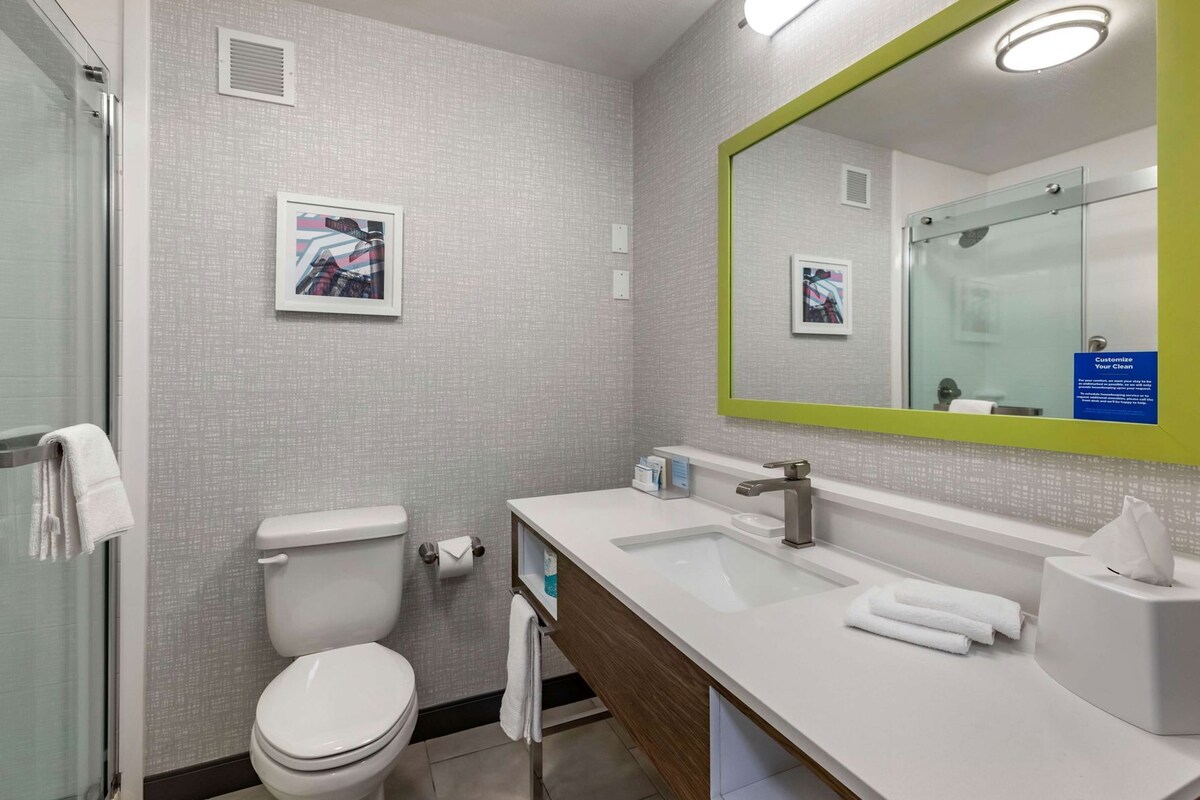 Un baño moderno con inodoro, lavabo y ducha.