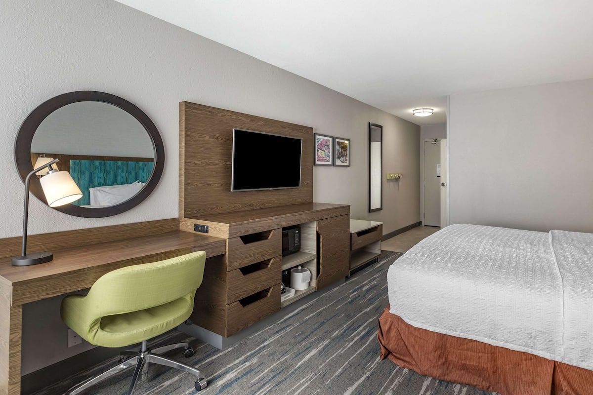 Room, 1 King Bed, Accessible (Roll-In Shower) | Hypo-allergenic bedding, blackout drapes, iron/ironing board