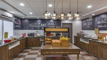 Café da manhã para viagem grátis todos os dias