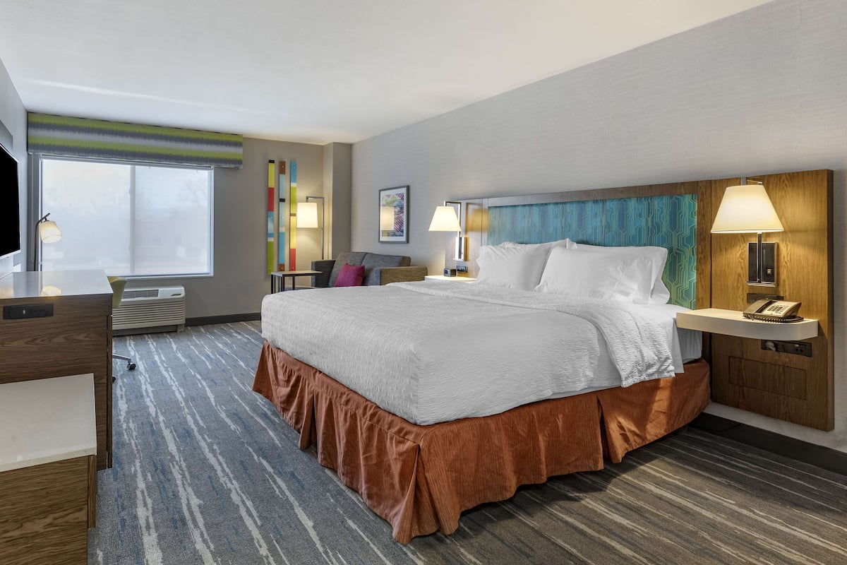 Room 1 King Bed, Sofabed | Hypo-allergenic bedding, blackout drapes, iron/ironing board