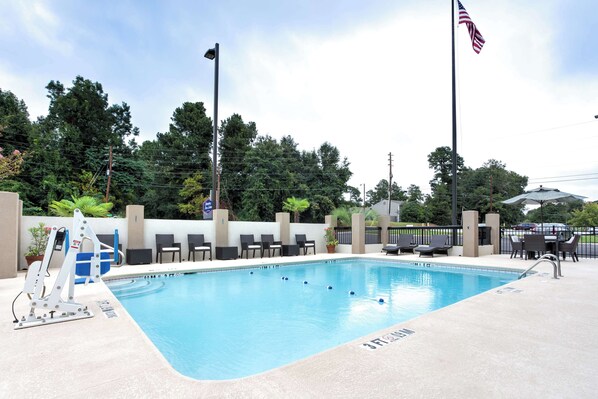 Una piscina al aire libre