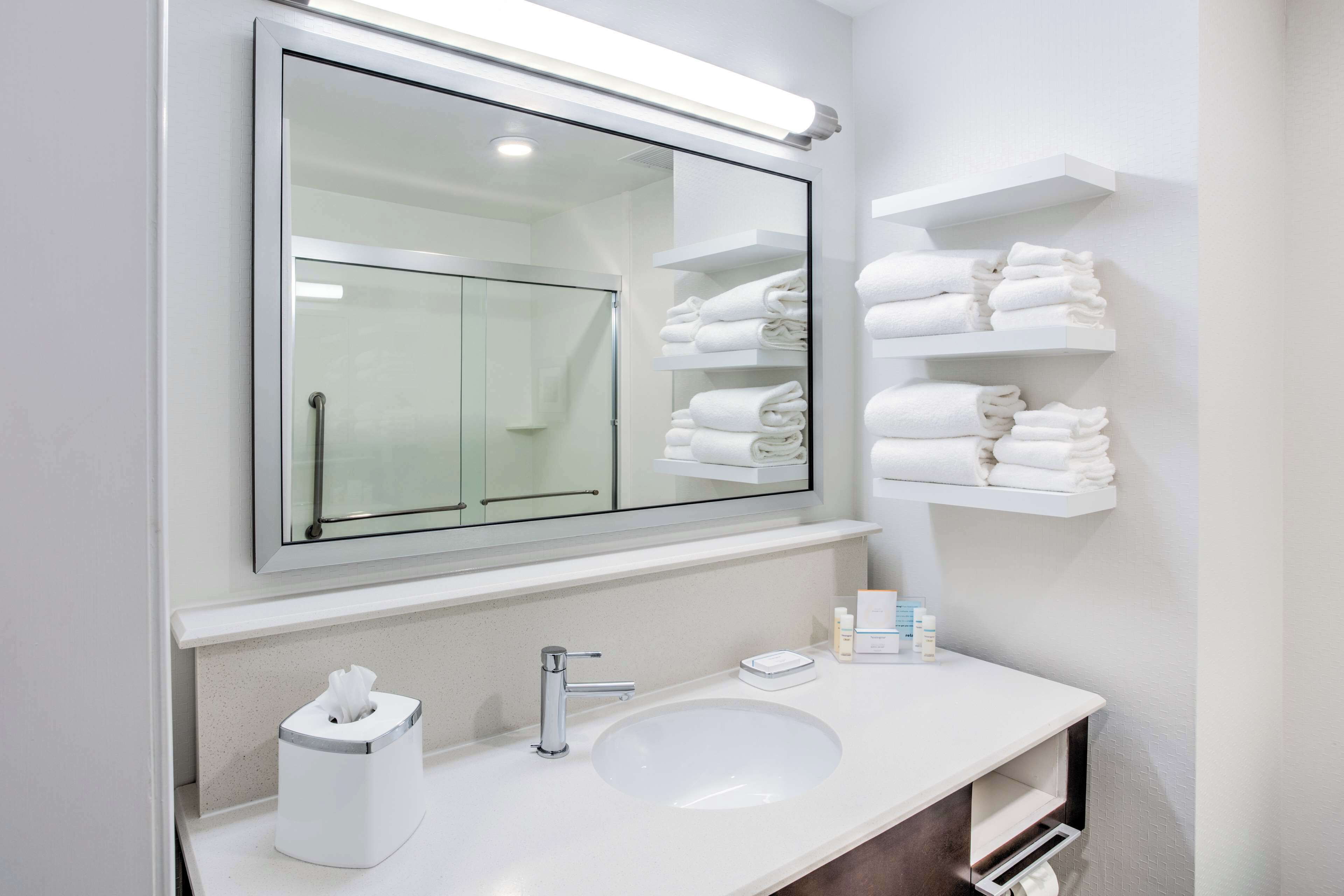 hydromassage showerhead, hair dryer, towels