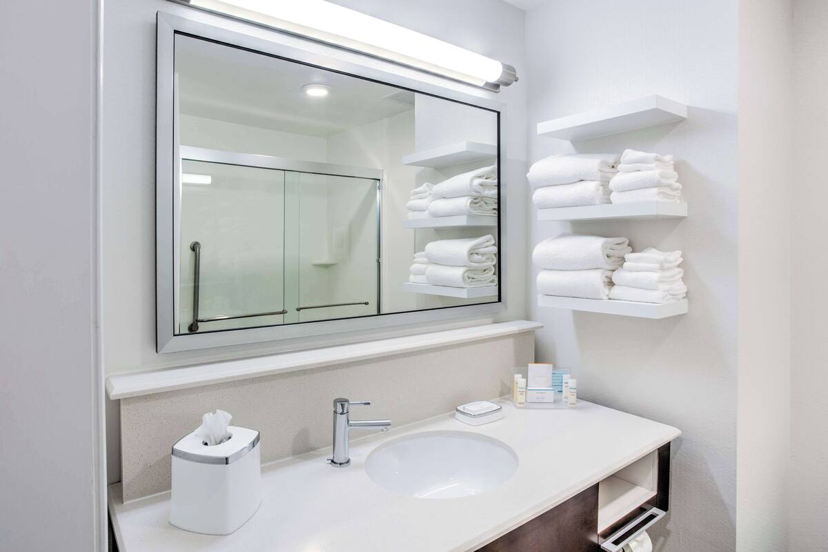 hydromassage showerhead, hair dryer, towels