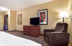 Desk, iron/ironing board, free WiFi, bed sheets - Studio 6 Suites Jackson Ridgeland MS (Ridgeland)