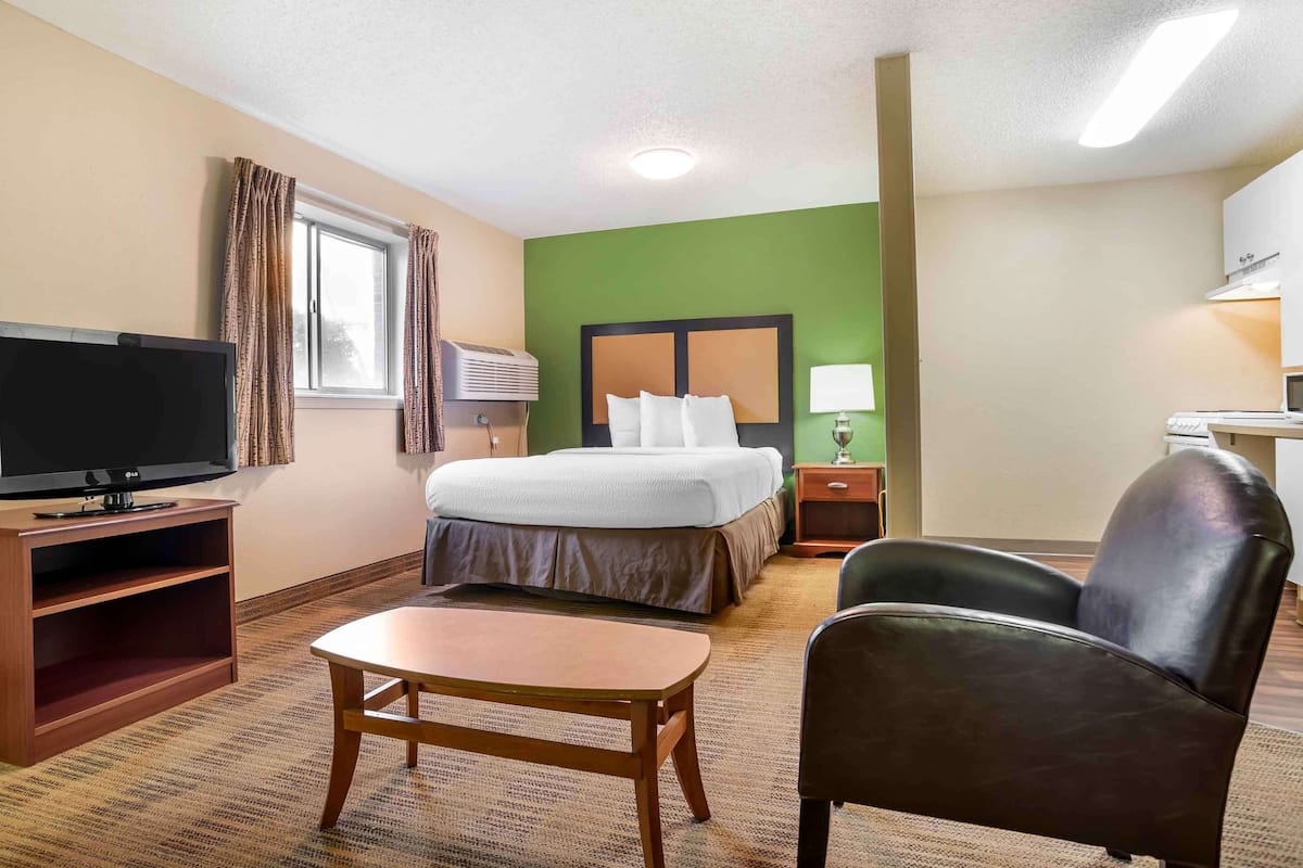 Escritorio, tabla de planchar con plancha y wifi gratis