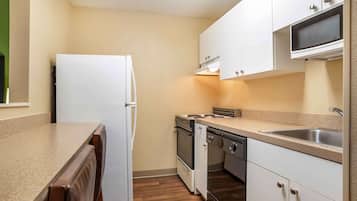 Deluxe studio, 1 queensize bed met slaapbank, niet-roken | Een bureau, een strijkplank/strijkijzer, gratis wifi