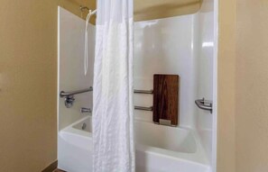 Ensemble douche/baignoire, articles de toilette gratuits, sèche-cheveux