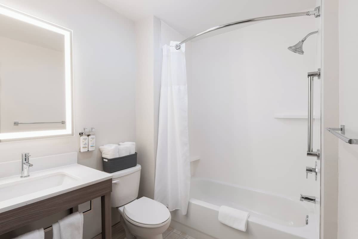 Standard Room, 2 Queen Beds (Tub) | Room amenity