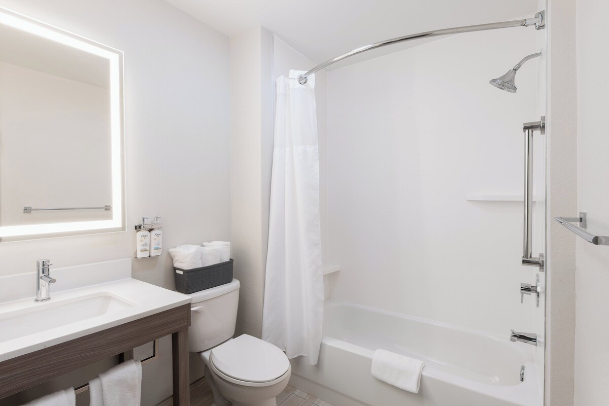 Standard Room, 2 Queen Beds (Tub) | Room amenity