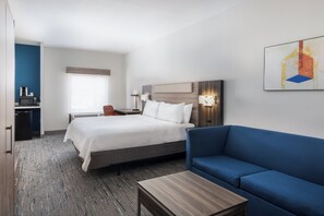 Habitación estándar, 1 cama de matrimonio grande con sofá cama | 1 dormitorio, ropa de cama de alta calidad, escritorio y cortinas opacas