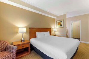 Premium bedding, down comforters, desk, blackout drapes - Best Western Plus Kingsland (Kingsland)