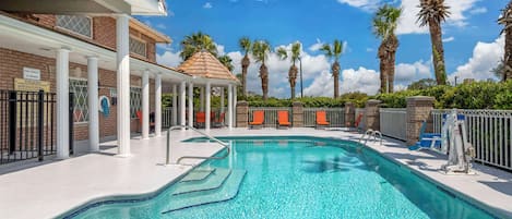 Una piscina al aire libre