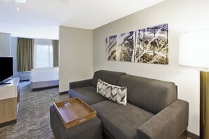 Suite, 1 Katil Raja (King) dengan Katil Sofa, Non Smoking | Peralatan tempat tidur premium, meja, seterika/papan seterika 