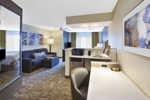 Suite, 2 Katil Kelamin (Double) | Peralatan tempat tidur premium, meja, seterika/papan seterika 