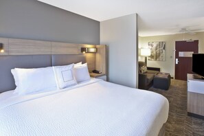 Suite, 1 Katil Raja (King) dengan Katil Sofa, Non Smoking | Peralatan tempat tidur premium, meja, seterika/papan seterika 