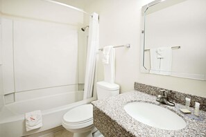Duschwanne, Komfortbadewanne, Haartrockner, Handtücher