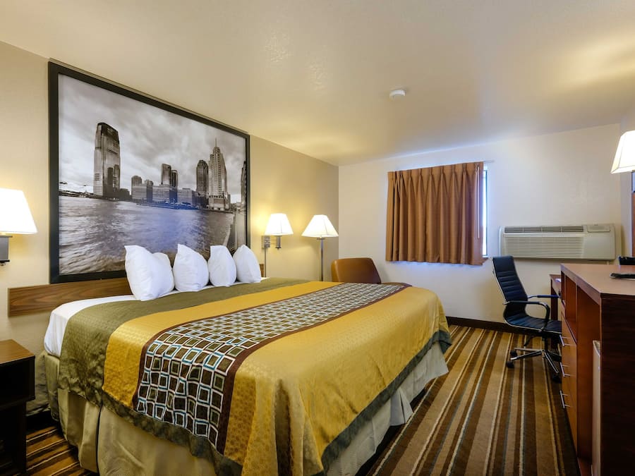 Escritorio, espacio para trabajar con laptop y cortinas blackout