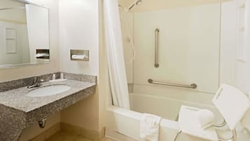 Kamar, 1 Tempat Tidur Queen, akses difabel, Bebas Asap Rokok (Bathtub) | Meja kerja, ruang kerja ramah laptop, dan tirai kedap cahaya