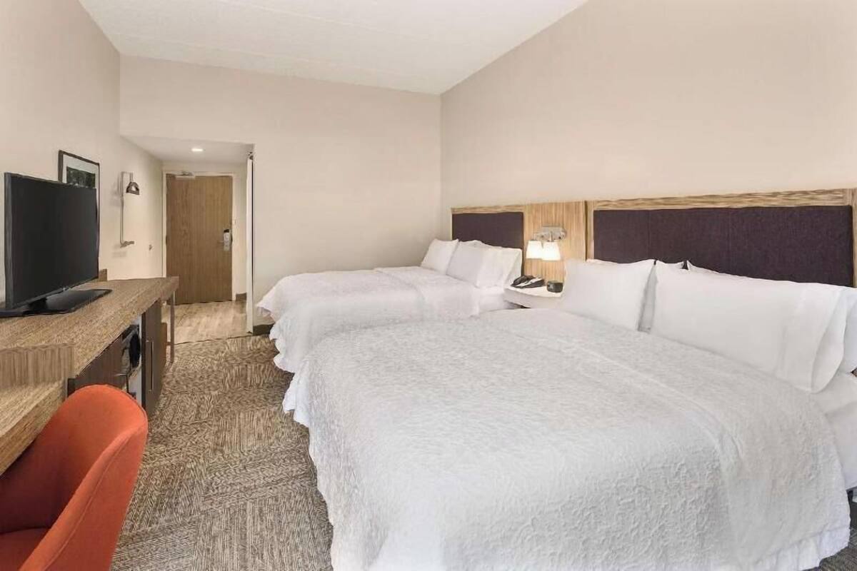 Premium bedding, in-room safe, desk, blackout drapes