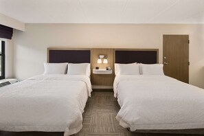 Habitación, 2 camas de matrimonio, accesible para personas con discapacidad (Mobility & Hearing) | Ropa de cama de alta calidad, caja fuerte, cortinas opacas
