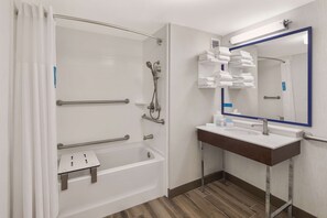 Combined shower/bathtub, free toiletries, hair dryer, towels - Hampton Inn Lagrange near Callaway Gardens (LaGrange)