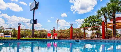 Una piscina al aire libre de temporada