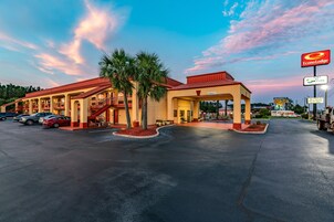 住宿正面 - 傍晚/夜晚