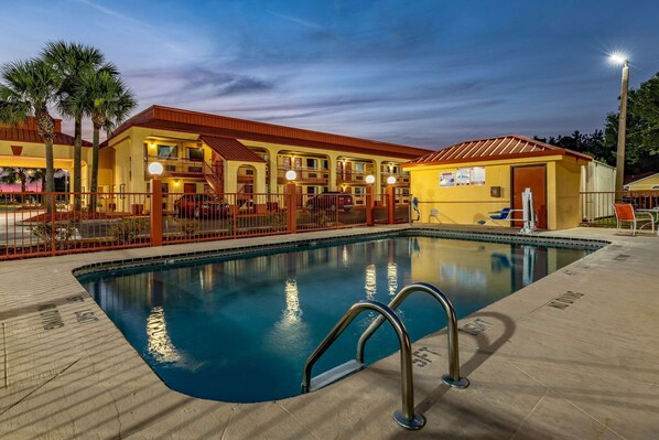 Chambre, 2 lits doubles, accessible aux personnes à mobilité réduite, non-fumeur | Piscine