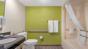 Un baño con inodoro, lavamanos y zona de ducha.