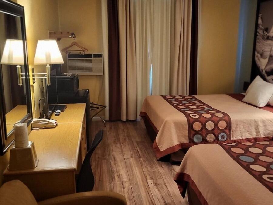 Habitación, 2 camas de matrimonio, no fumadores | Caja fuerte, escritorio, cunas gratuitas y camas supletorias gratuitas