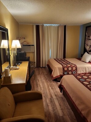 Room, 2 Katil Ratu (Queen), Non Smoking | Peti besi dalam bilik, meja, katil bayi/kot (percuma) 