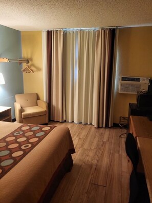In-room safe, desk, free cribs/infant beds, free rollaway beds - Super 8 by Wyndham Raton (Raton)