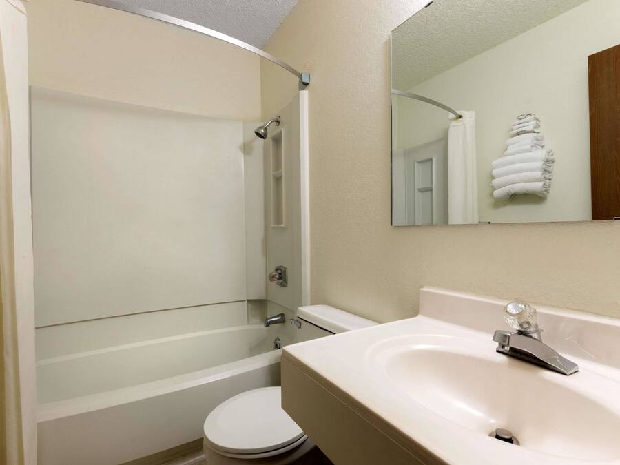 Combined shower/bathtub, towels