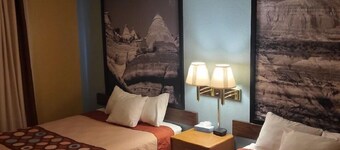 Super 8 by Wyndham Raton