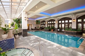 Una piscina cubierta