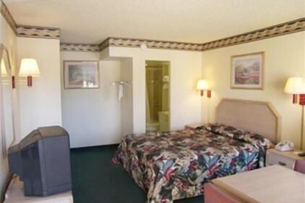 Comfort Room, 1 Queen Bed, Non Smoking, Refrigerator & Microwave | Premium bedding, desk, laptop workspace, soundproofing