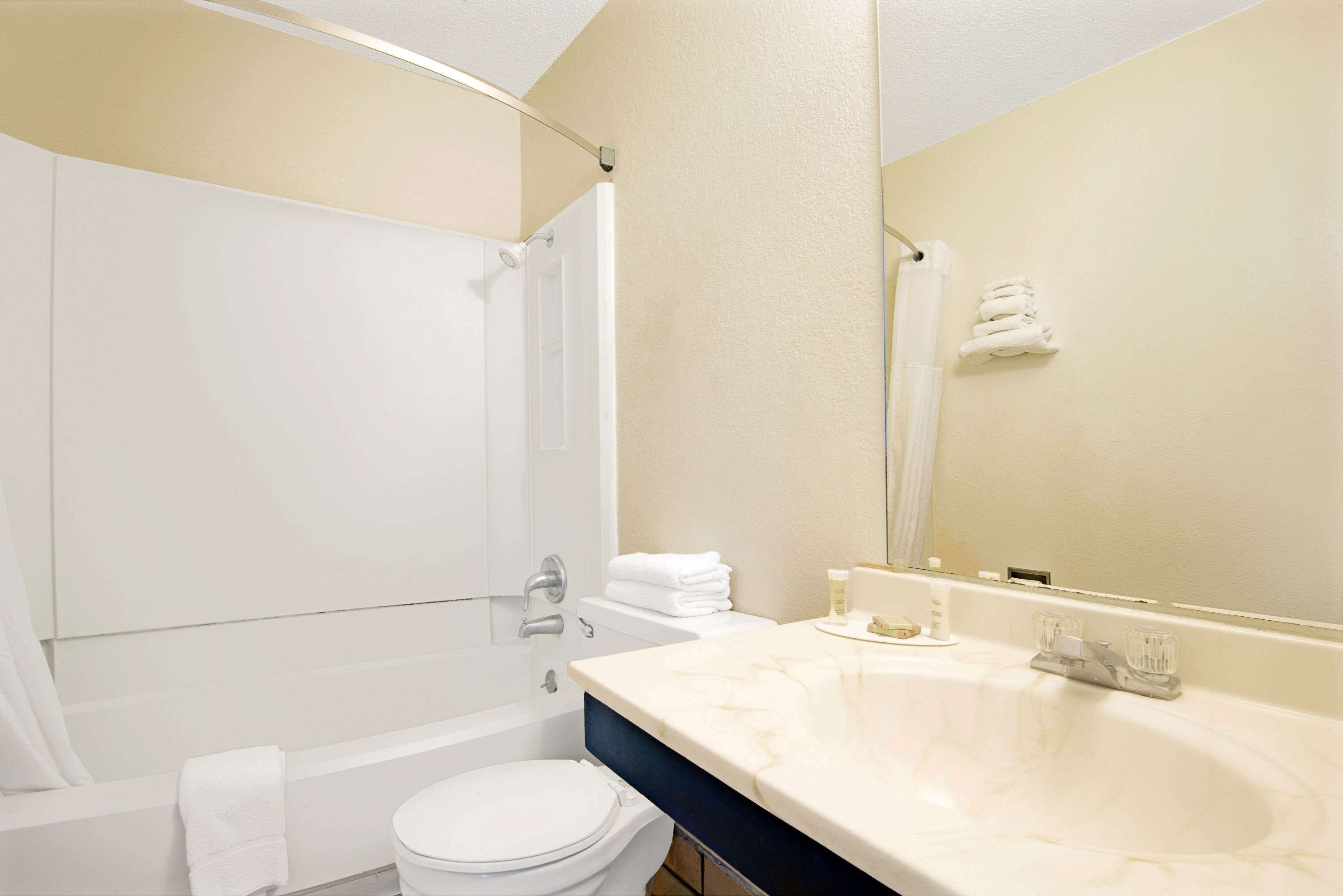 Combined shower/bathtub, hair dryer, towels