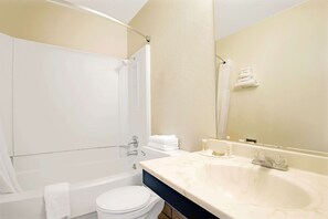 Bañera con ducha, secador de pelo, toallas