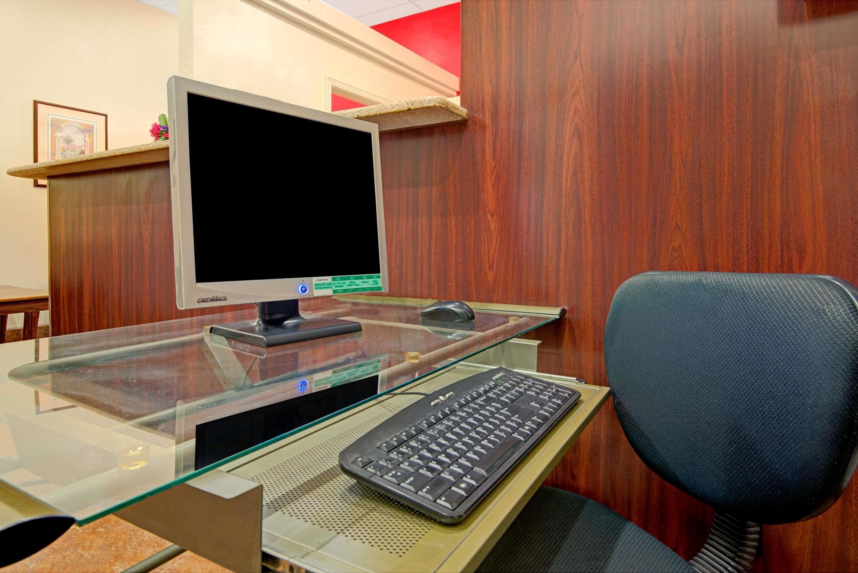 Un bureau d’ordinateur équipé d’un écran, d’un clavier et d’une souris.
