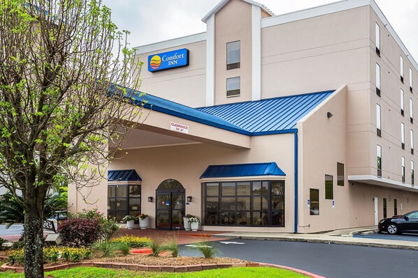 A Comfort Inn hotel with a clear entrance, large windows, and a blue roof.