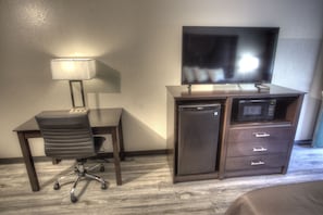1 bedroom, pillow-top beds, desk, laptop workspace