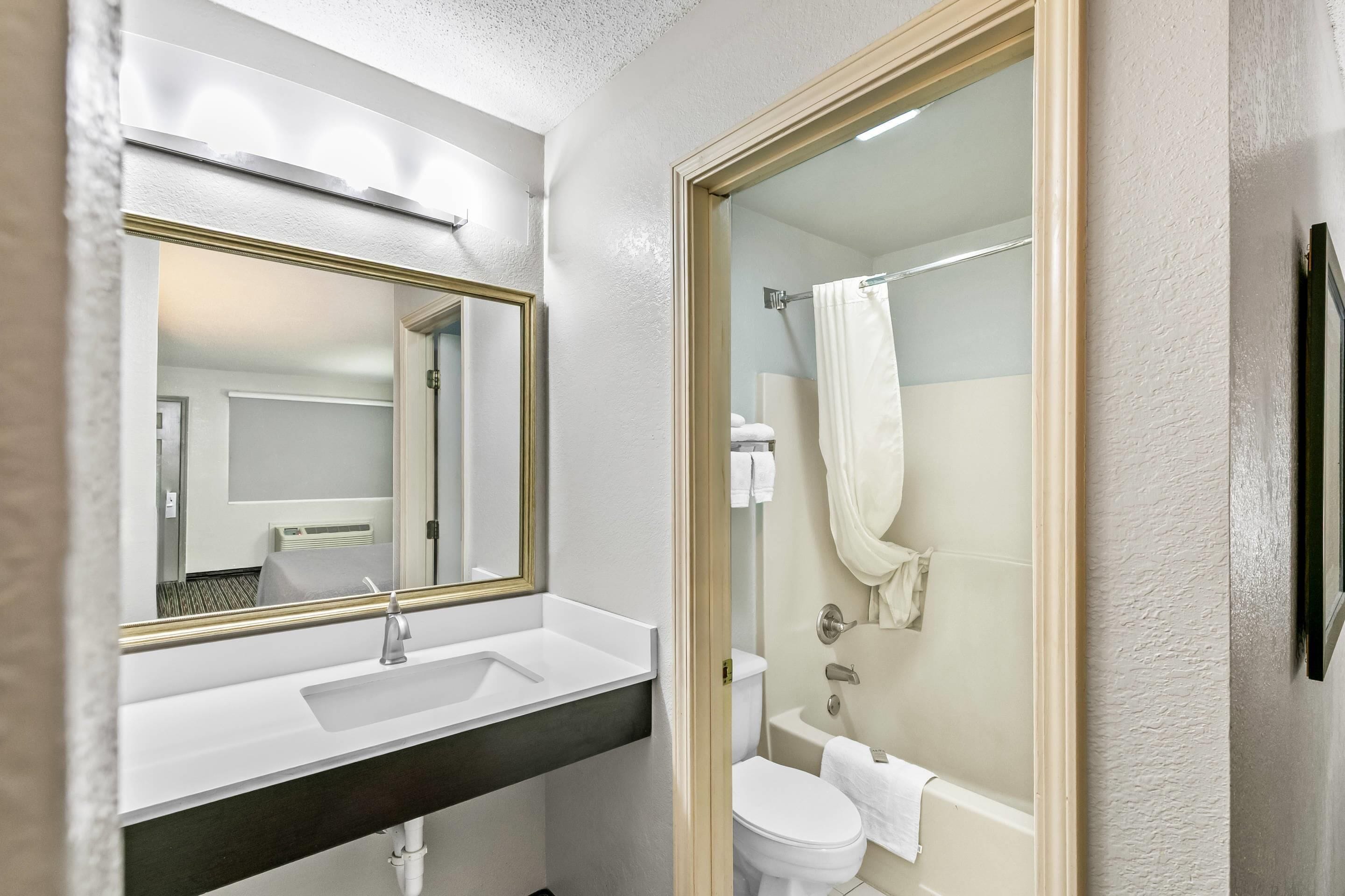 Standard Room, 1 King Bed, Non Smoking | Pillowtop beds, desk, laptop workspace, free WiFi