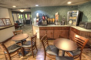 Free daily breakfast - Econo Lodge Helen (Helen)