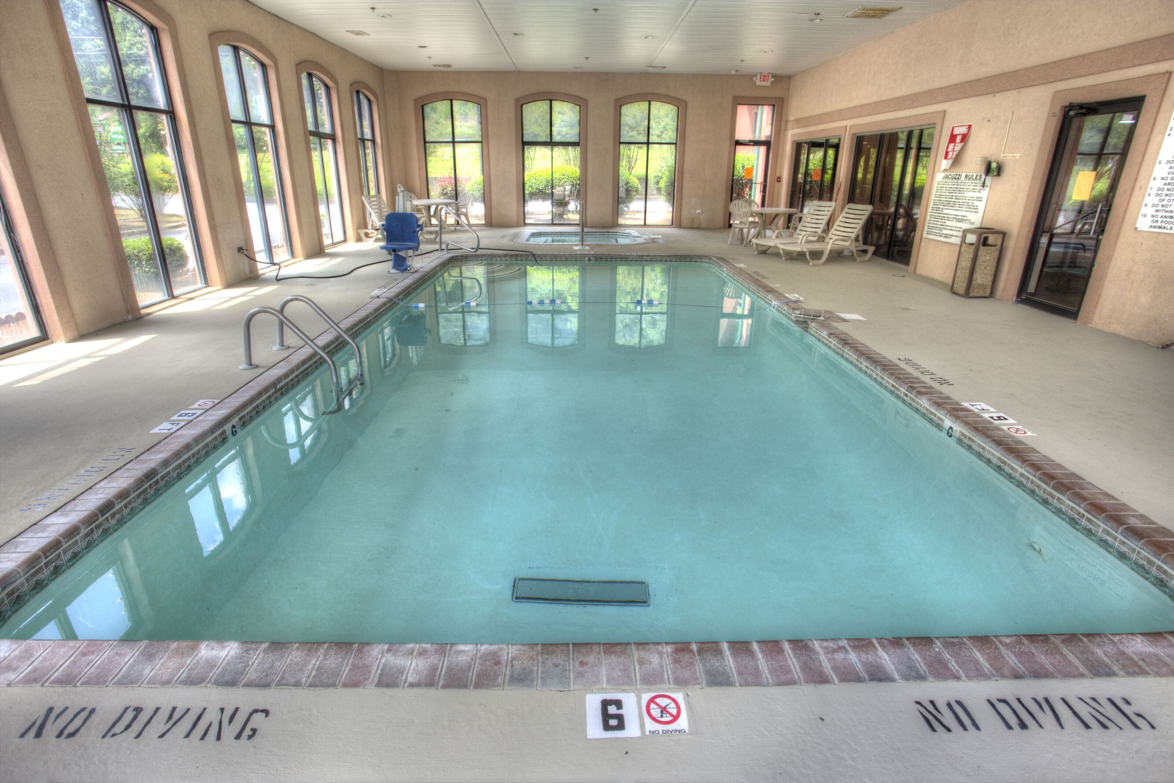 室内游泳池，10:00 至 22:00 开放，日光浴躺椅