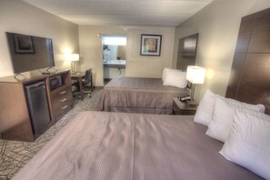 Standard-Doppel- oder -Zweibettzimmer, 2 Doppelbetten | Pillowtop-Betten, Schreibtisch, laptopgeeigneter Arbeitsplatz